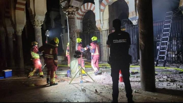Primer balance oficial del incendio en la Mezquita-Catedral de Córdoba: colapsa la capilla de la Anunciación