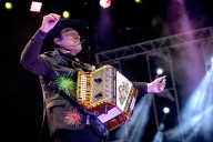 Jorge Hernández, vocalista de Los Tigres del Norte, sufre caída en pleno escenario