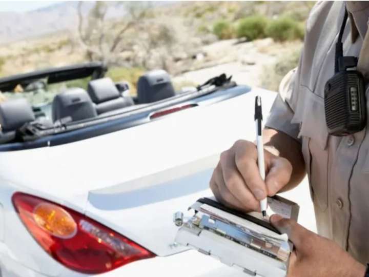 Multas de tránsito en USA 2025: cómo saber si tienes infracciones pendientes