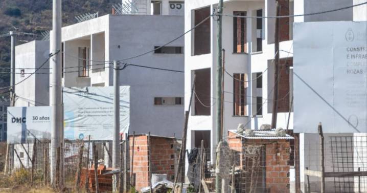 Obra pública paralizada y la construcción privada en pausa