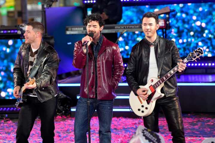 8 best Samsung products to livesteam the Jonas Brothers’ anniversary tour