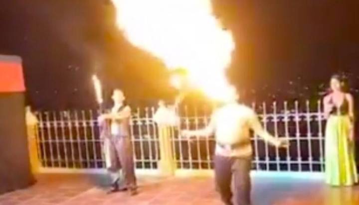 Joven tragafuegos se incendia en pleno show en celebraciones de Cristo Rey