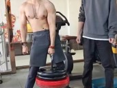 El impactante video del hombre que levantó 145 kilos sólo con una parte de su cuerpo y entró al Guinness