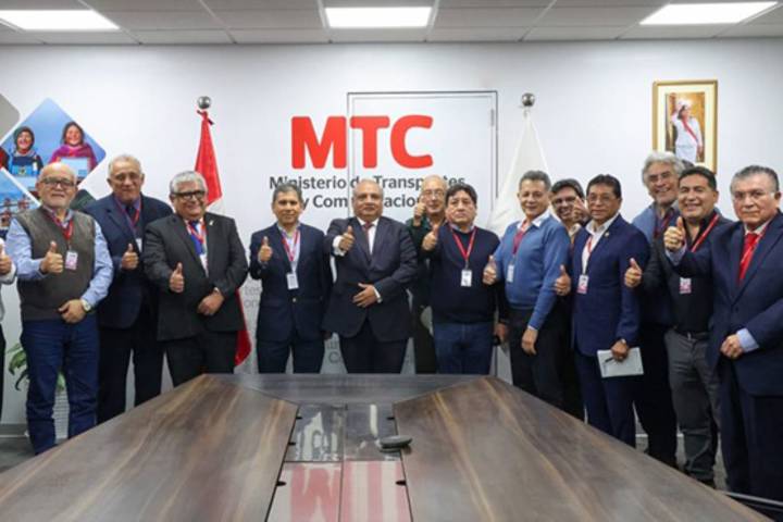 MTC: Ministro anuncia mesa de trabajo con gremios formales y descarta paro el 21 de agosto