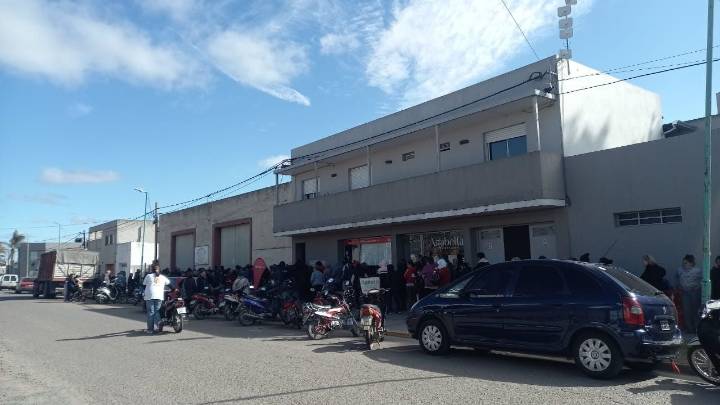 Dirigentes de partidos políticos en la entrega de refuerzo alimentario