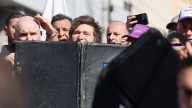 Milei fue evacuado tras ser atacado con piedras y huevos en manifestación en Buenos Aires
