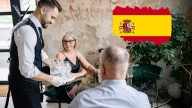 España: un bar aplica un pago extra por exceder límite de tiempo en las mesas y genera debate