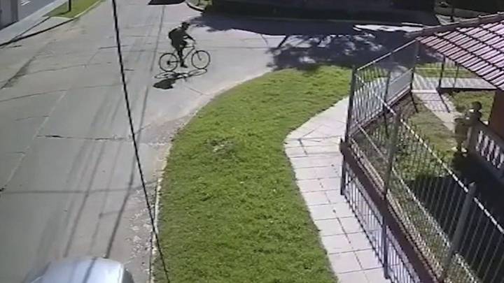Video: un conductor atropelló a un ciclista en Banfield y se dio a la fuga