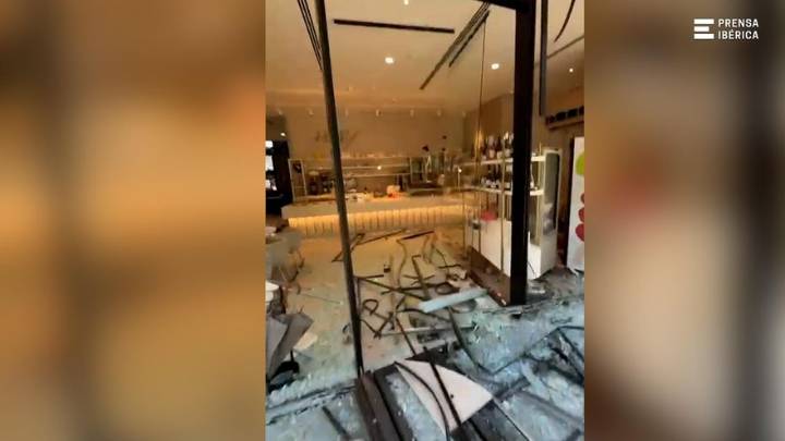 Momento en que un ataque con misiles rusos destroza una cafetería en Kiev