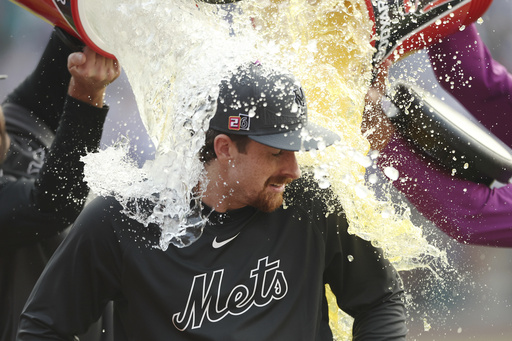 McLean gana en su debut en Grandes Ligas y lleva a Mets a triunfo 3