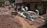 Tromba deja inundaciones y arrastra carros en la montaña de Guerrero; lluvia provoca incremento del cauce del río Jale