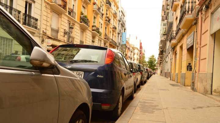 Aparca en una zona de paso en un parking de Valencia y la venganza de los vecinos da una idea a los conductores