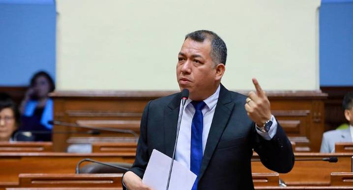 Congresista Darwin Espinoza será investigado tras ausentarse del Pleno para ir a un estadio en Ecuador