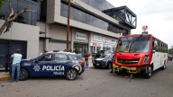 Choque entre autobús y patrulla en Toluca deja tres policías lesionados