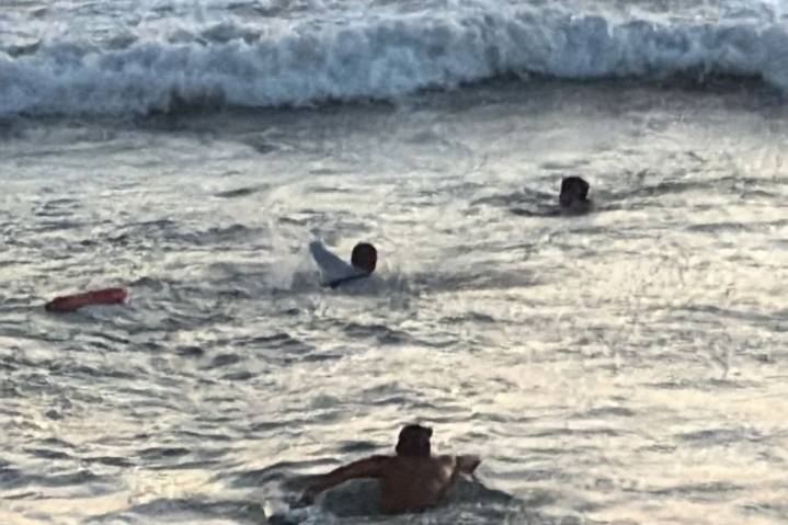 Otra vez chihuahuenses: Rescatan a dos menores del mar en Mazatlán