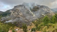 "Se nos quema el paraíso": el lamento de una ganadera asturiana por un incendio que amenaza a un pueblo de Somiedo
