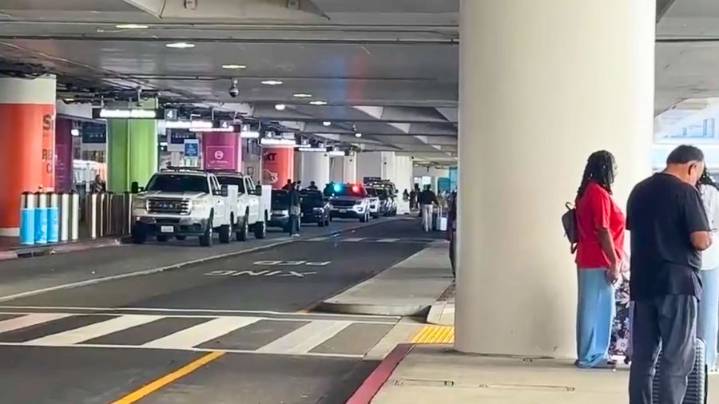 Unattended bag prompts LAX terminal to temporarily close off vehicle access