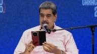 Nicolás Maduro mostró el último teléfono de Huawei que le regaló Xi Jinping