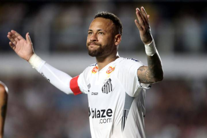 Memphis Depay y Neymar vuelven a quejarse por jugar en césped artificial: Mata el juego