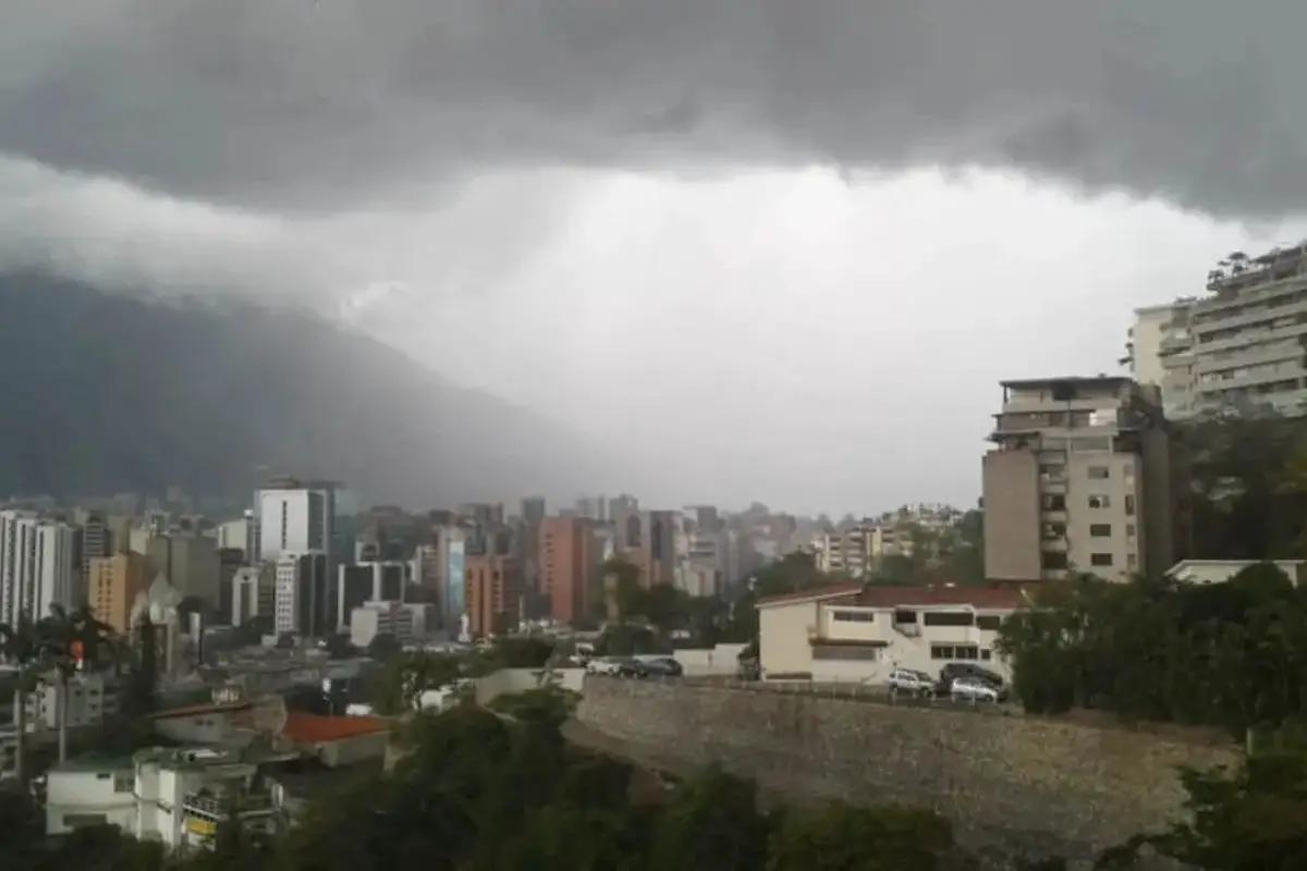 Onda Tropical Nº32 se desplaza por el centro de Venezuela