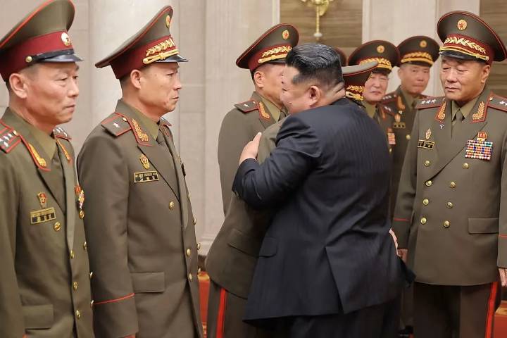 Kim Jong-un rinde homenaje entre lágrimas a los "heroicos" soldados norcoreanos que lucharon contra Ucrania