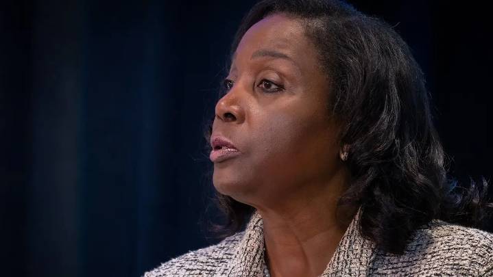 Abogado insta a jueza de EU impedir que Trump despida a Lisa Cook, gobernadora de la Fed