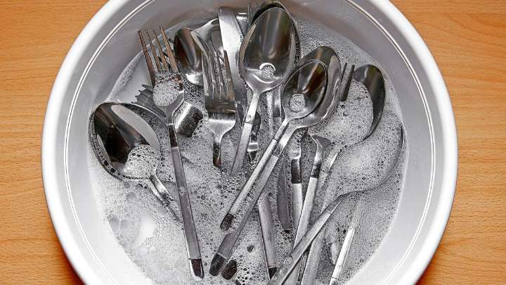 Hierve los cubiertos de plata con un poco de vinagre: ¿qué significa?