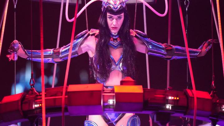 Katy Perry sufre descarga eléctrica en un concierto en Carolina del Norte