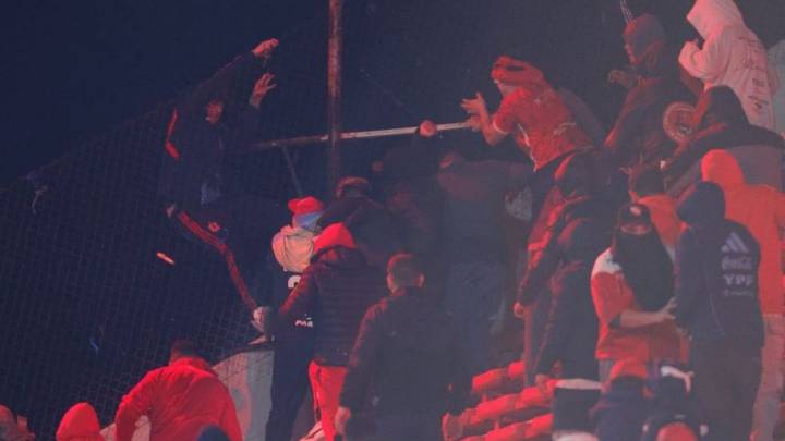 Copa Sudamericana: Pelea entre aficionados desata caos en el Independiente vs U de Chile