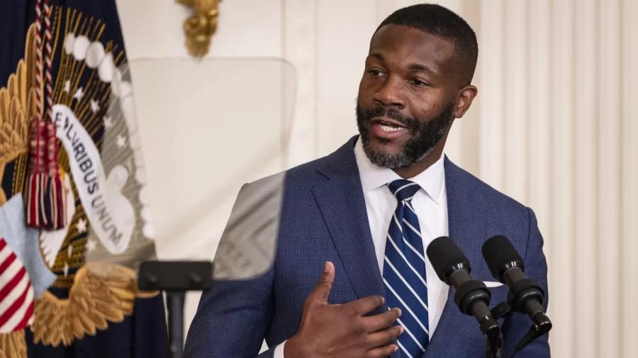 Birmingham Mayor Randall Woodfin easily wins re