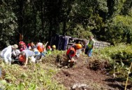Autobús de pasajeros se desbarranca en Puebla: hay al menos tres muertos y 21 heridos