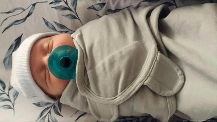 Nace el “bebé más viejo del mundo”: su embrión llevaba 30 años congelado