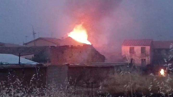 Un gran incendio intencionado, con dos puntos de inicio, obliga a evacuar cuatro pueblos y a 800 personas en Zamora
