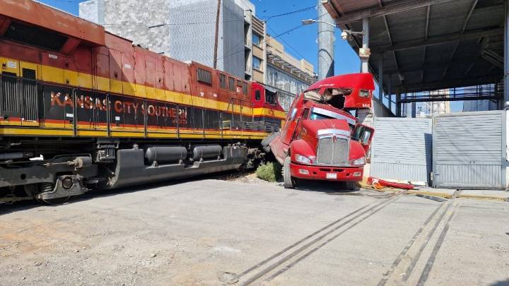 Impacta tren a tráiler estacionado sobre las vías en Monterrey