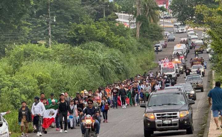 Caravana de 300 migrantes parte de Chiapas hacia la CDMX