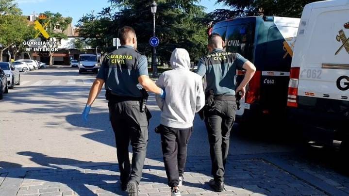 En libertad con cargos por agredir a un hombre auxiliado por parada cardio