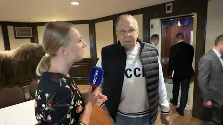 El jersey de Lavrov con las siglas URSS en la reunión entre Trump y Putin causa furor: la marca lanzará un modelo especial