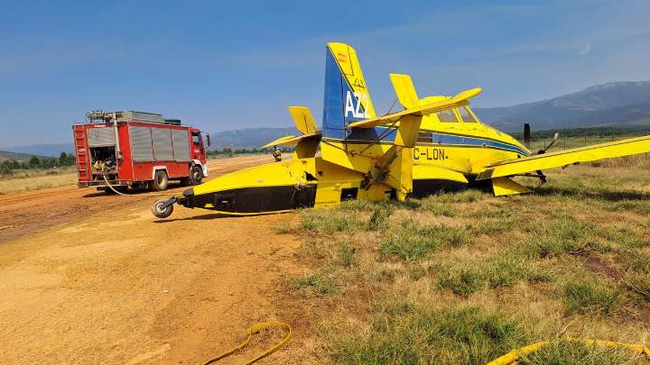 Una avioneta hace un aterrizaje de emergencia en la base de Rosinos de la Requejada (Zamora) tras sufrir daños en un estabilizador