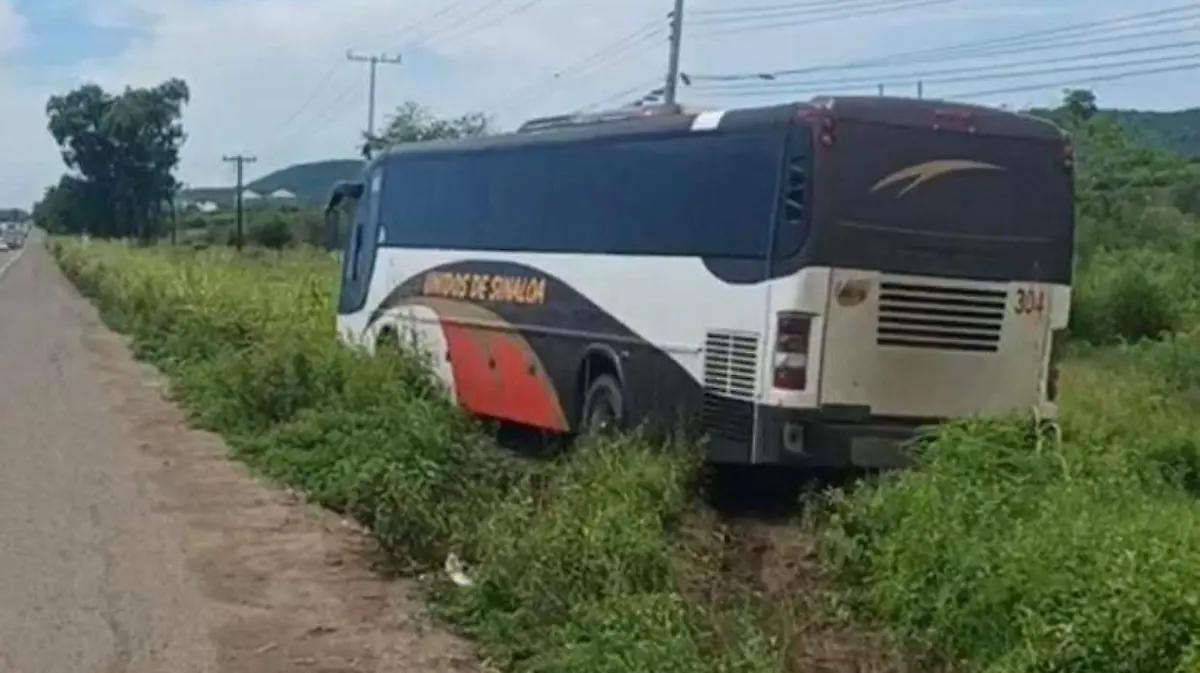 Camioneta le invade carril a un autobús y se sale de la carretera, al sur de Mazatlán