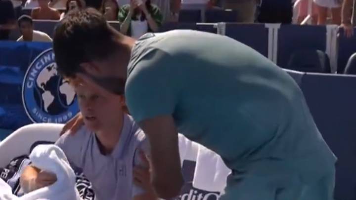 La emotiva reacción de Carlos Alcaraz cuando Sinner le dijo que abandonaba en la final de Cincinnati