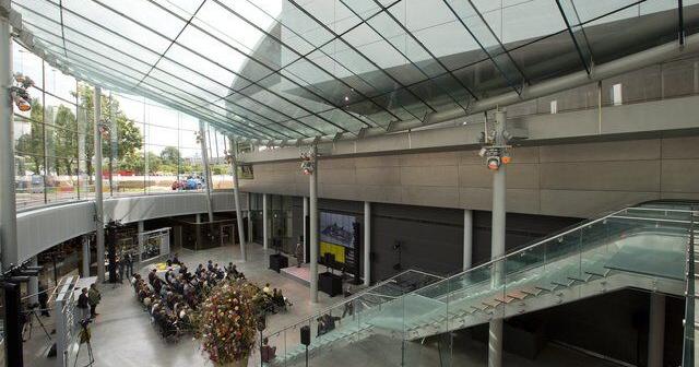 Director warns that the Van Gogh Museum may close if the Dutch government doesn't help fund repairs