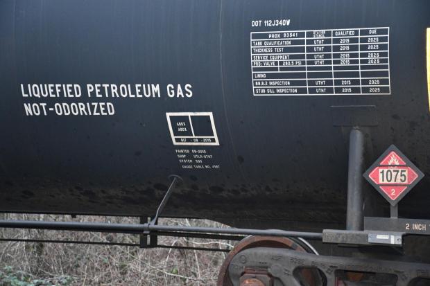 Apply safety rules to more trains carrying flammable cargo, lawmakers urge