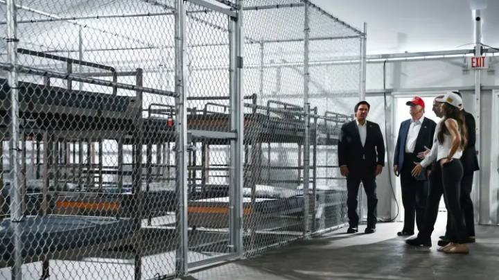 Sheinbaum confirma apoyo a 81 mexicanos detenidos en el centro de detención Alligator Alcatraz