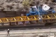 Colapsó maquinaria sobre el Viaducto Elevado de Tijuana, al menos hay dos lesionados
