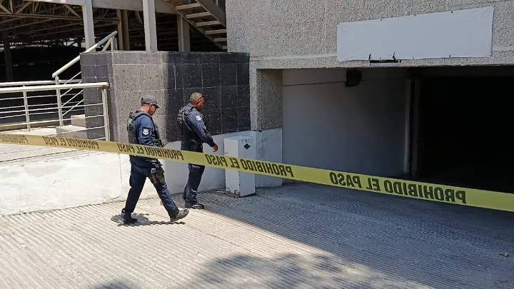 Muere hombre al pisar tragaluz y caer de edificio que impermeabilizaba