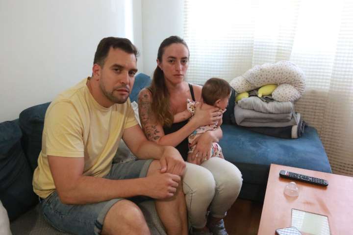 «Hay viviendas sociales vacías o cerradas y nos van a dejar en la calle con un bebé»