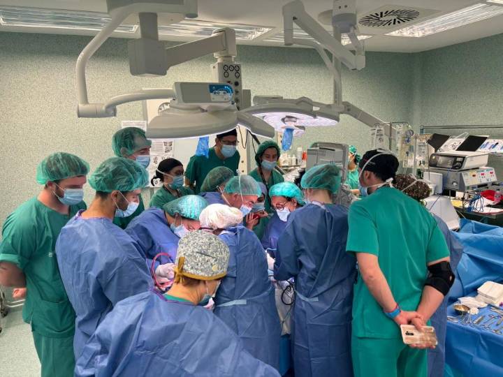 Julio bate récord en la reducción de la lista de espera quirúrgica de más de 180 días