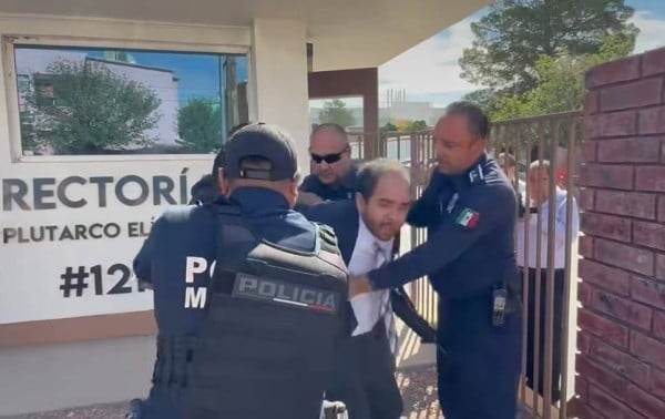 Policías arrestan a hombre que protestaba contra personal de la UACJ