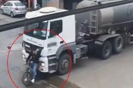 VIDEO: un ciclista fue embestido por un camión cisterna y arrastrado varios metros