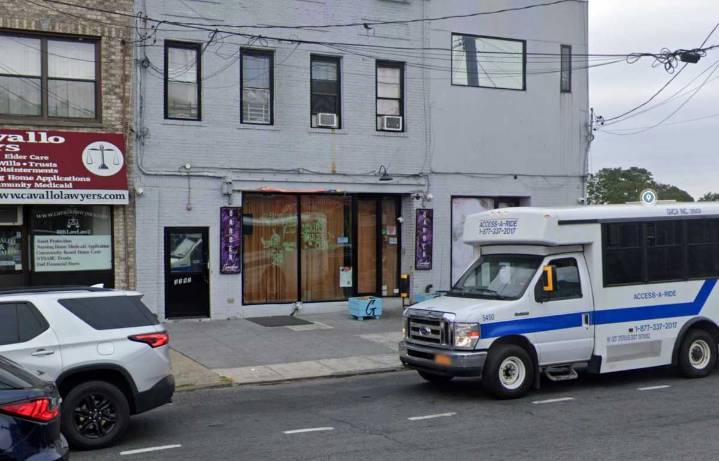Woman shot in the butt at Bronx bar, suspect at large: cops